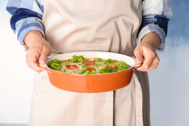 Bliska fotografia gotującej osoby