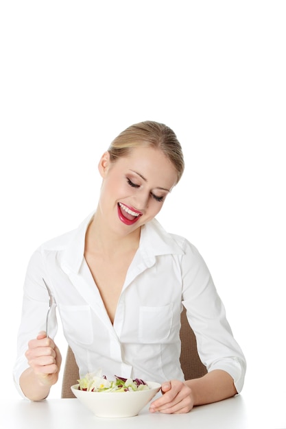 Uśmiechnięta osoba je posiłek